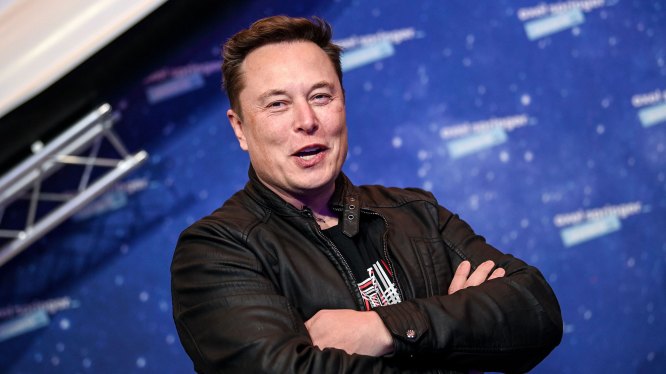 SpaceX owner and Tesla CEO Elon Musk poses as he arrives on the red carpet for the Axel Springer Awards ceremony, in Berlin, on December 1, 2020. (Photo by BRITTA PEDERSEN/POOL/AFP via Getty Images)